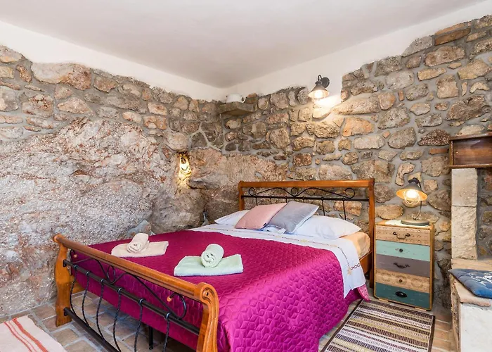 1 Bedroom Amazing In Prázdninový dům Lovran